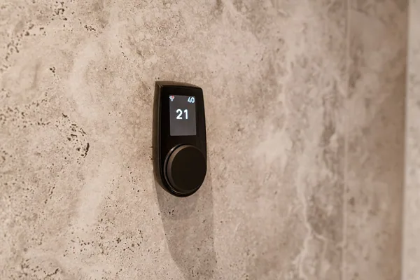 Termostato inteligente en una pared